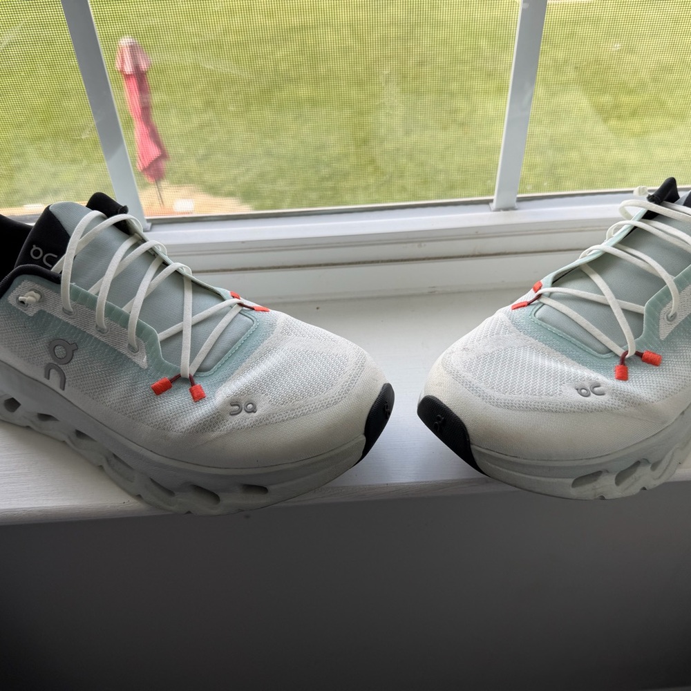 On Running cloudtilt Men’s 10 in Mineral/ivory